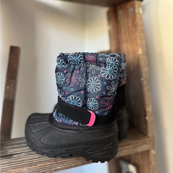 ✨ Baby Winter Snow Boots | Size 6 | Cozy & Waterproof ✨ - Picture 4 of 6